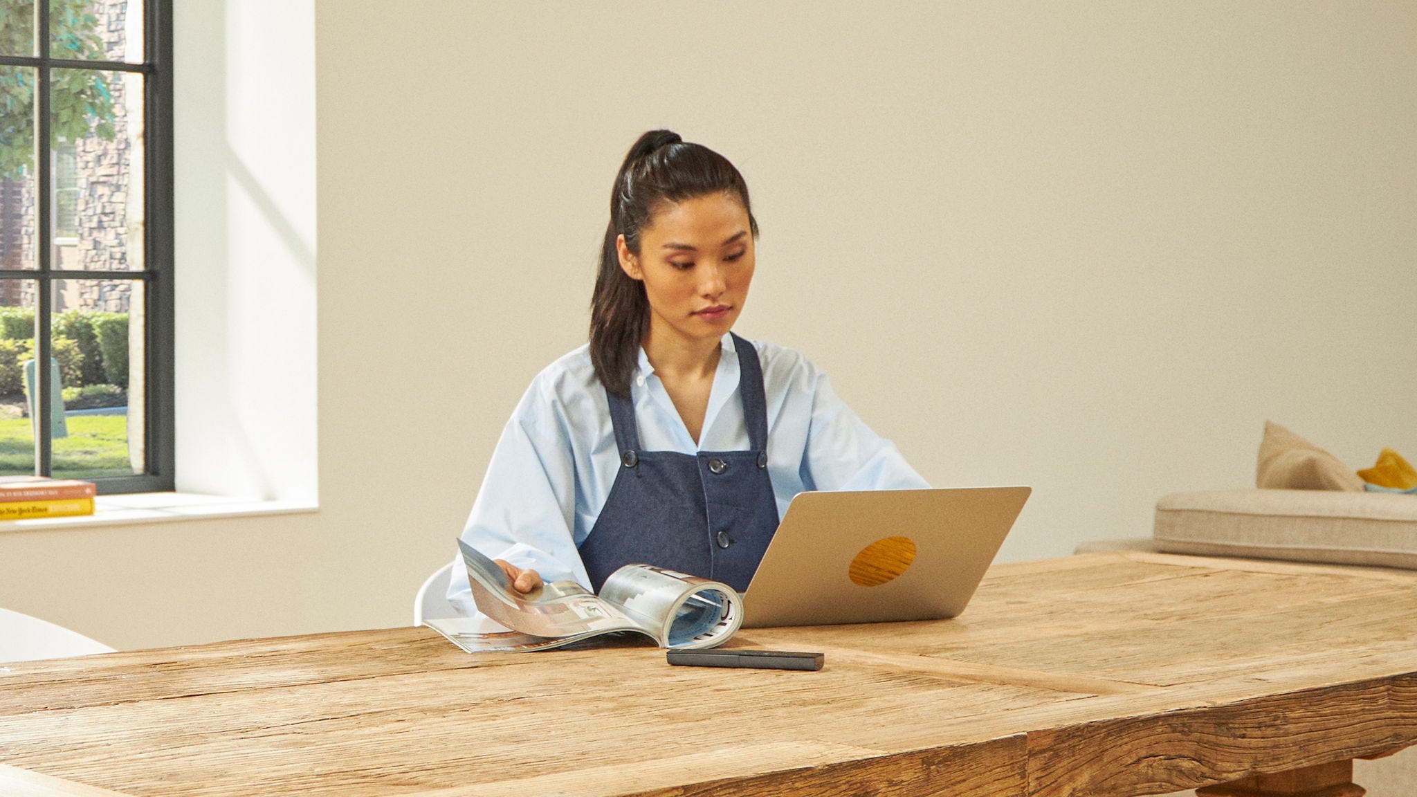 Жена на лаптопа си