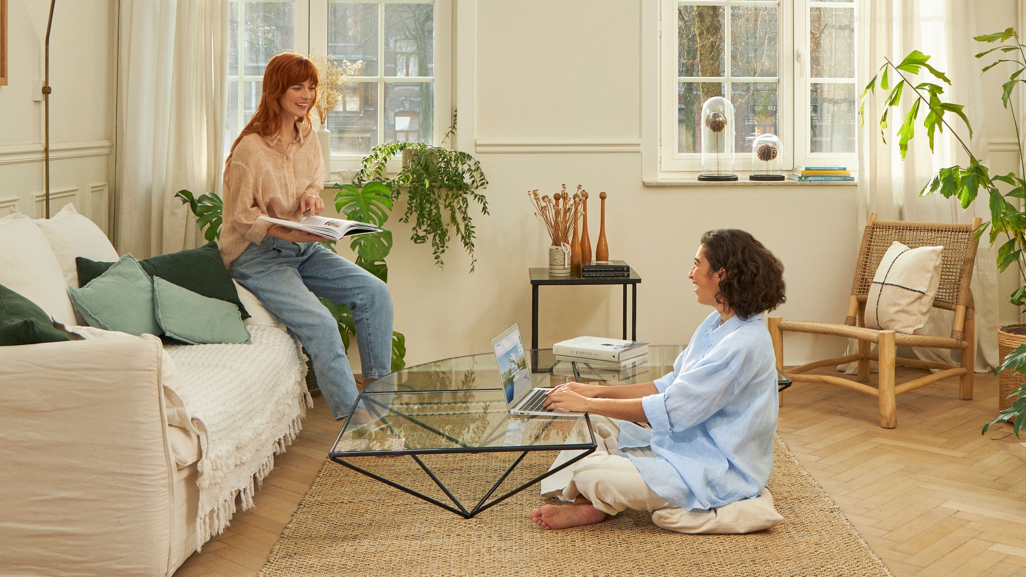 Две жени седят в хола си