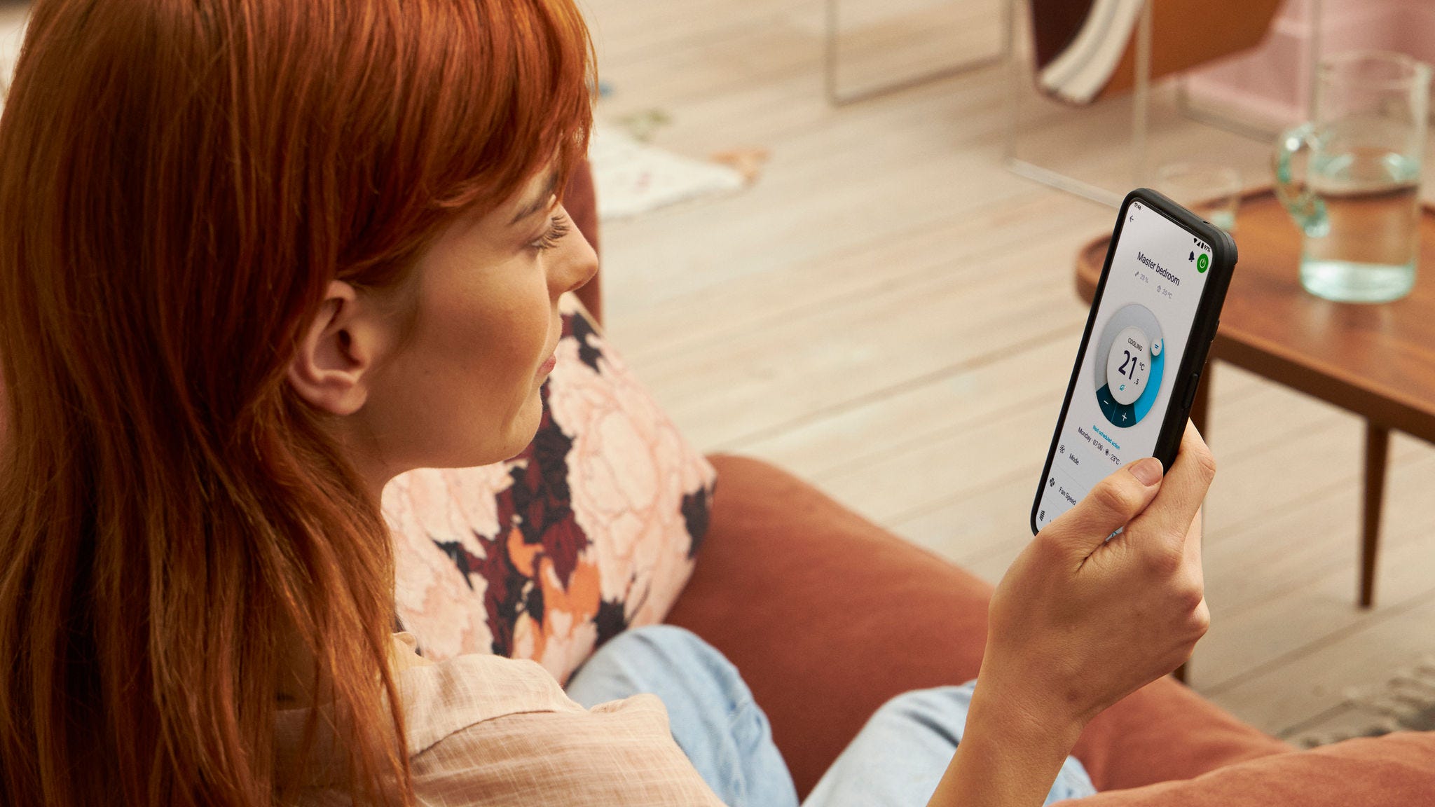 Жена, използваща приложение, за да управлява своето решение за отопление