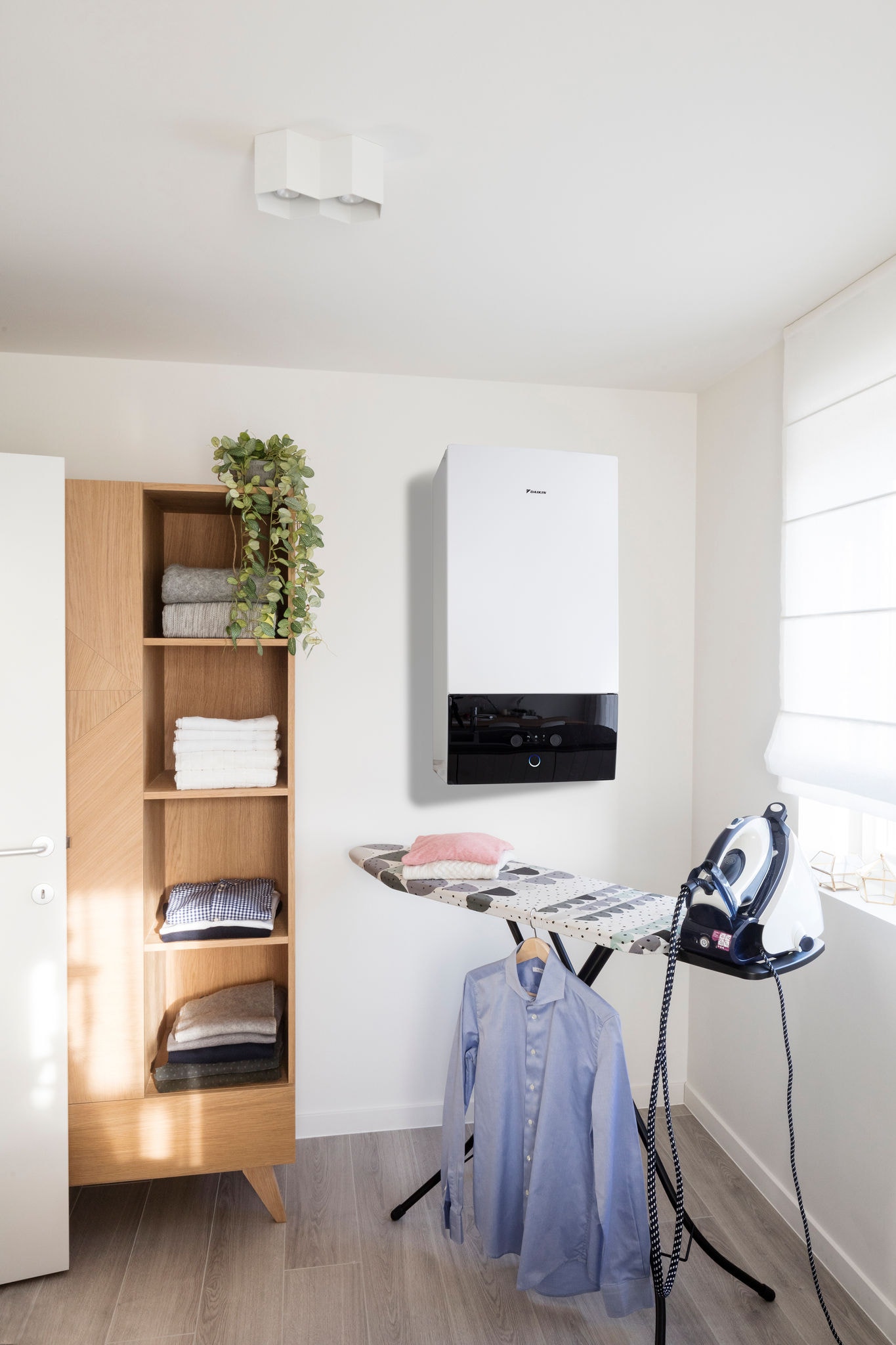 Вътрешно тяло Daikin Altherma, свързано със соларни панели, монтирани в перално помещение