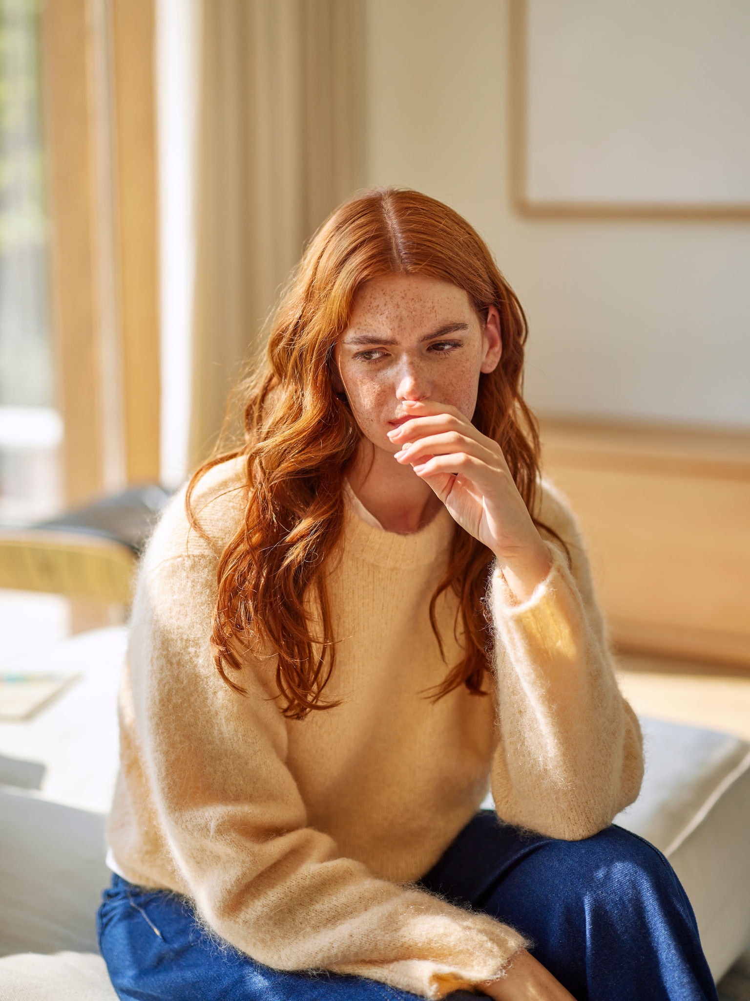 Жена реагира на неприятни миризми от готвене в дневната