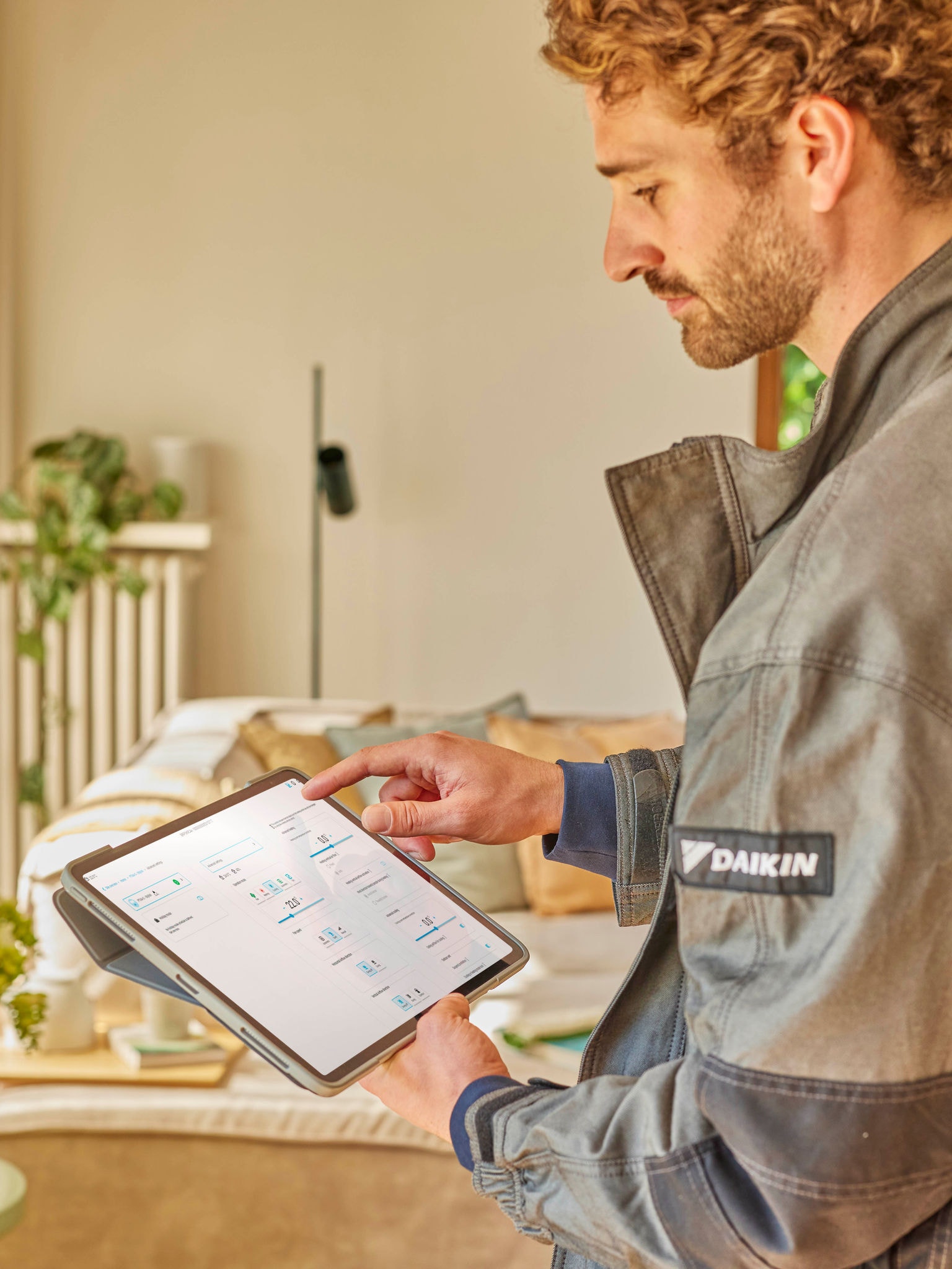 Монтажник, който следи дистанционно работата на системата Мулти сплит