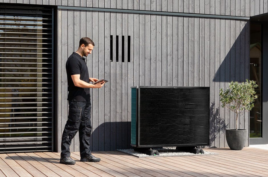 Монтажник с външно тяло на Daikin Altherma