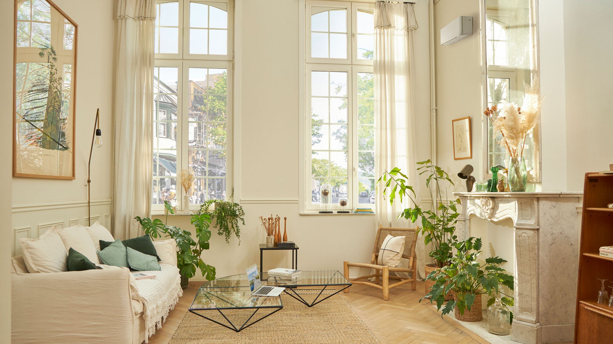 Красиво декорирана всекидневна с бяла климатична система за стенен монтаж