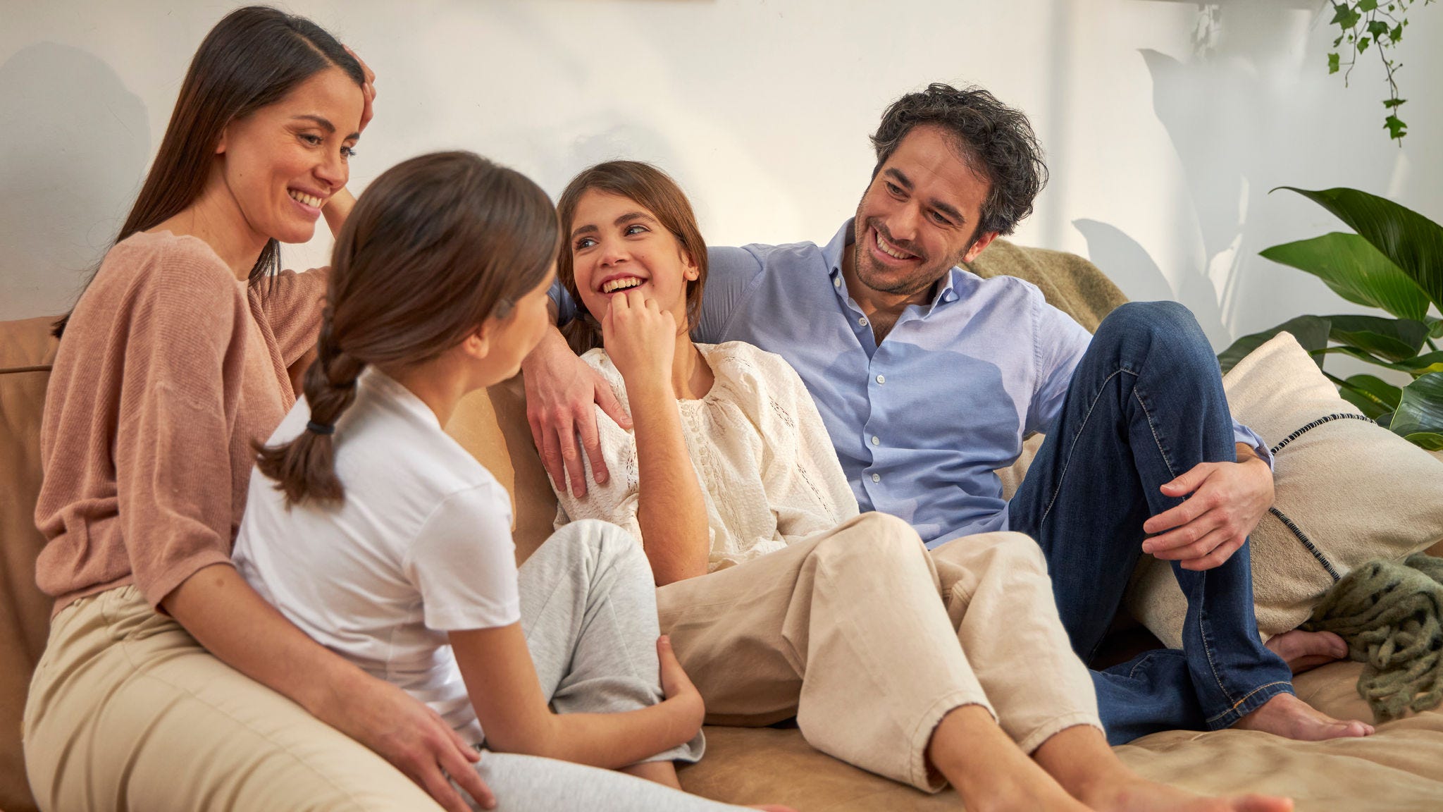 Семейство разговаря на дивана