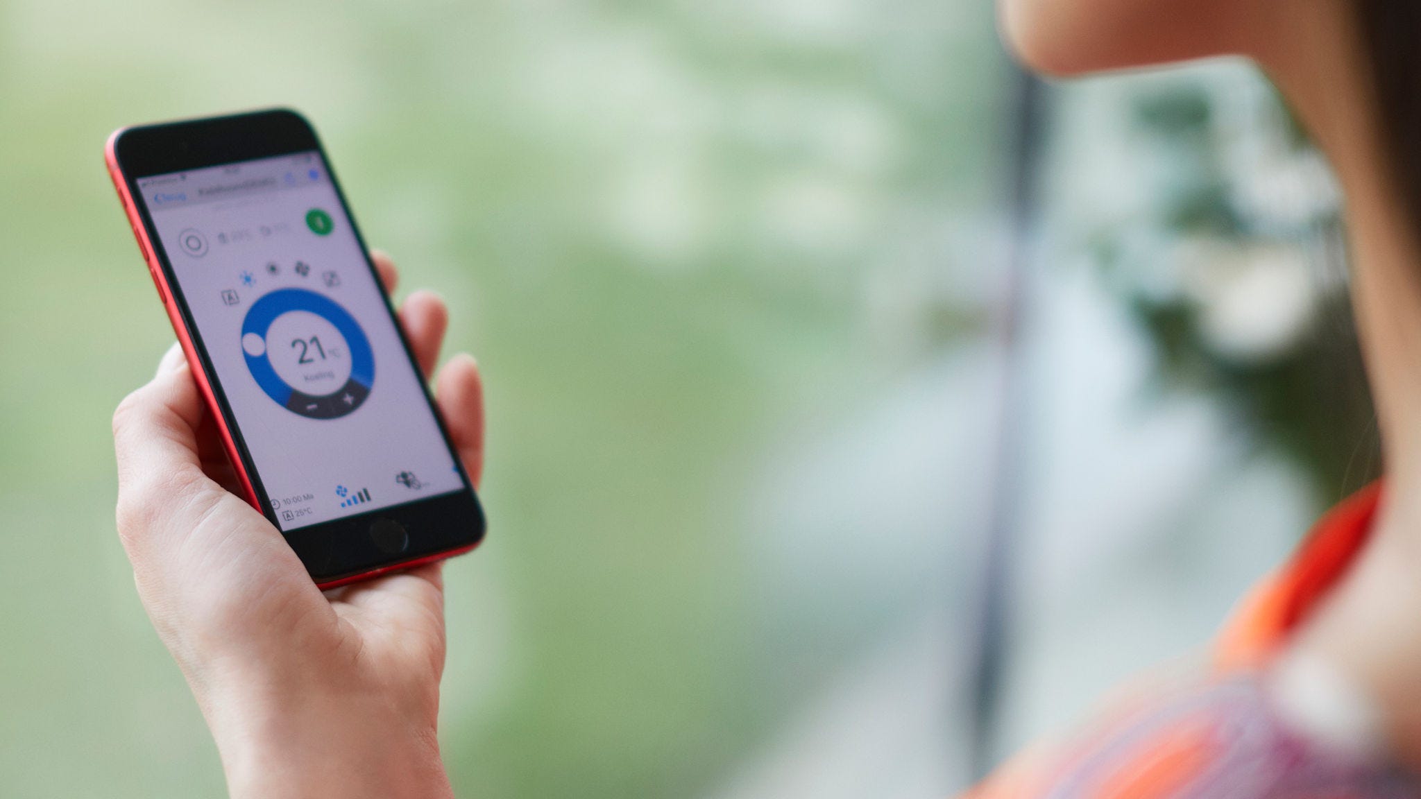 Жена, използваща приложение, за да управлява своето решение за отопление