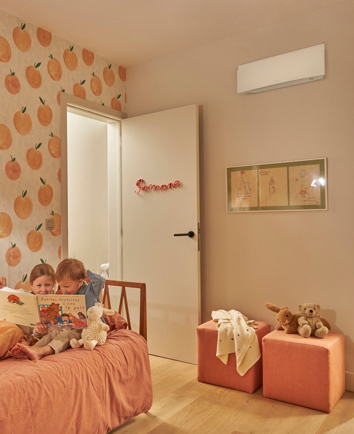 Деца четат книга в детска стая