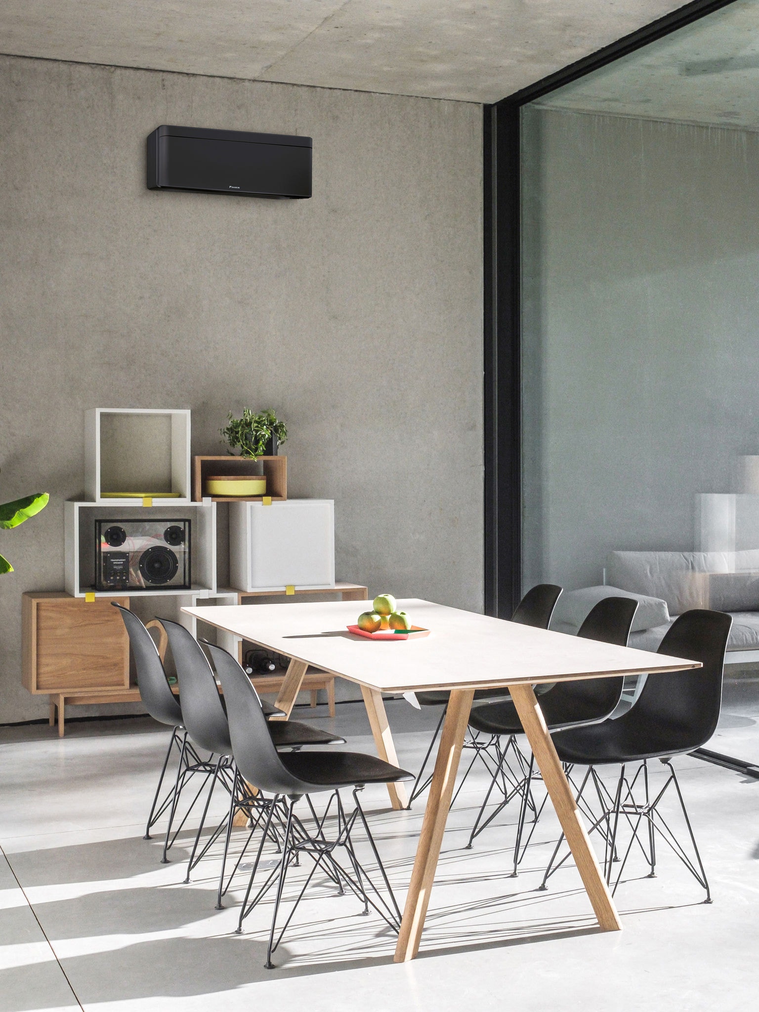 Трапезария с голям прозорец и монтиран стенен климатик