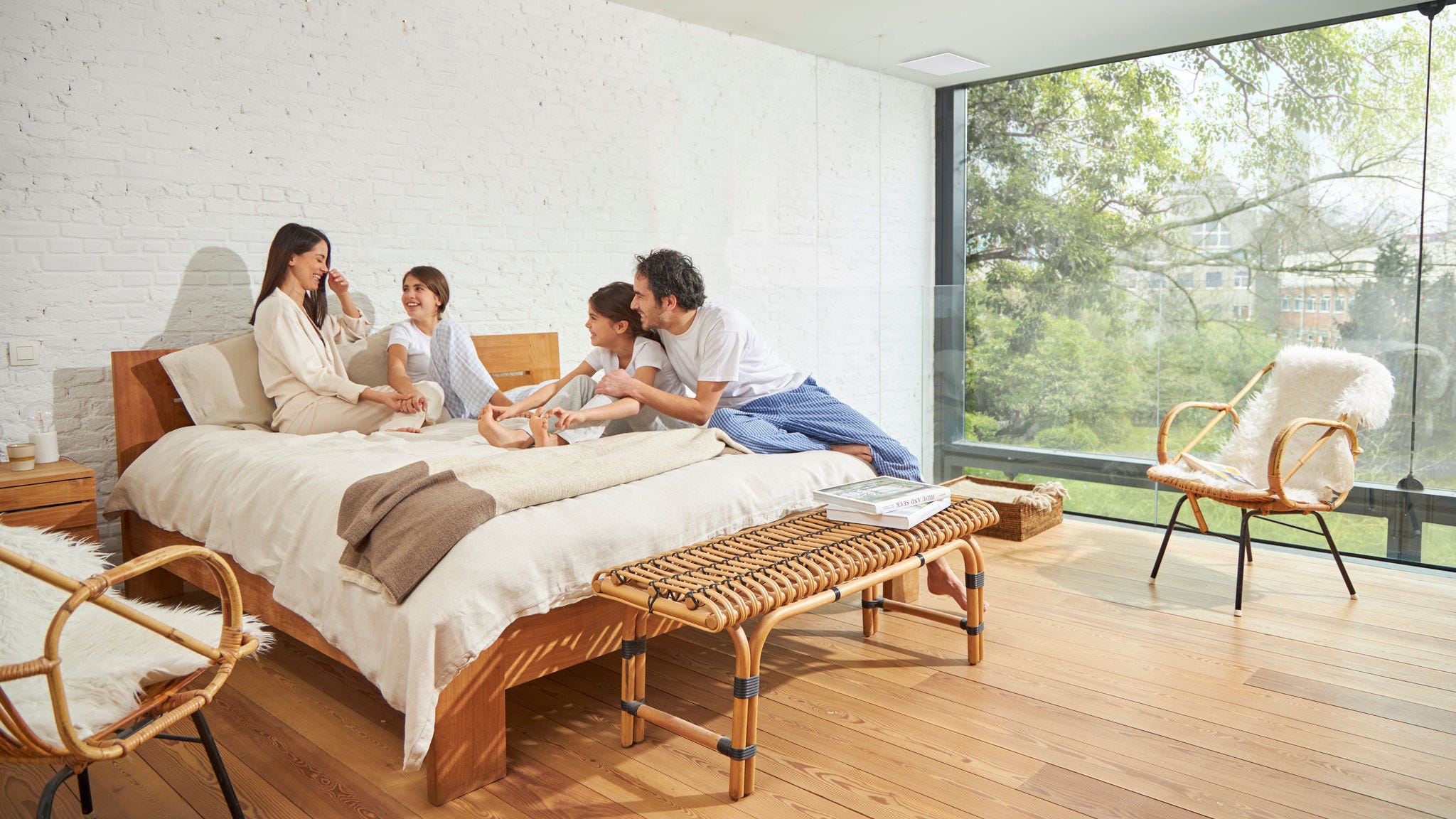 Семейство от четирима се радва на добре вентилирана спалня