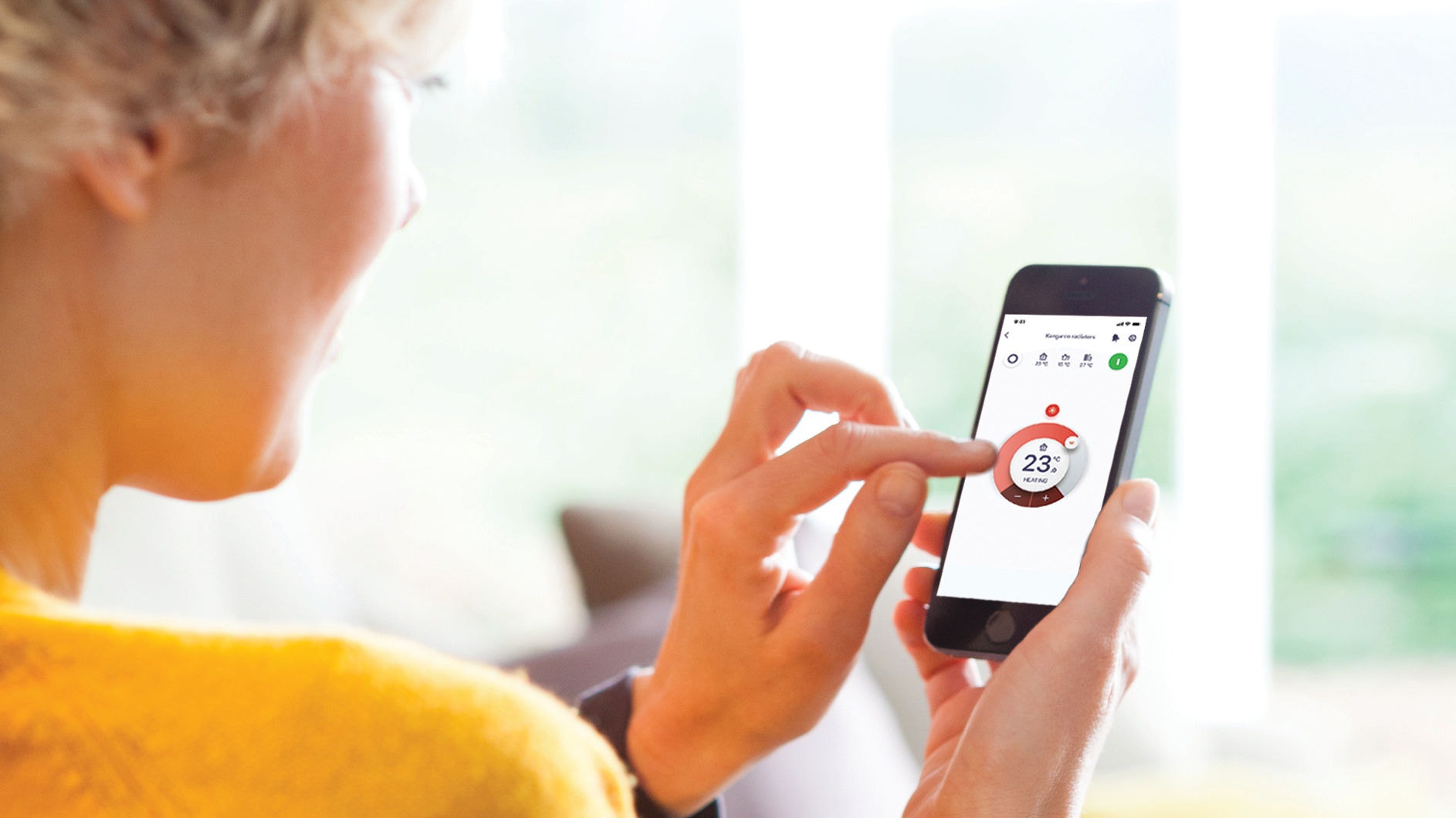 Жена използва приложението Onecta на смартфона си