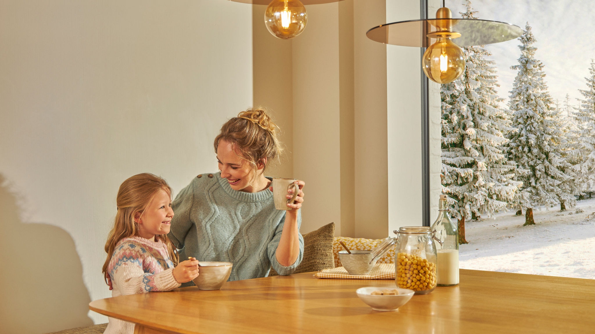 Майка и дъщеря изживяват щастлив момент при страхотна температура, благодарение на Daikin