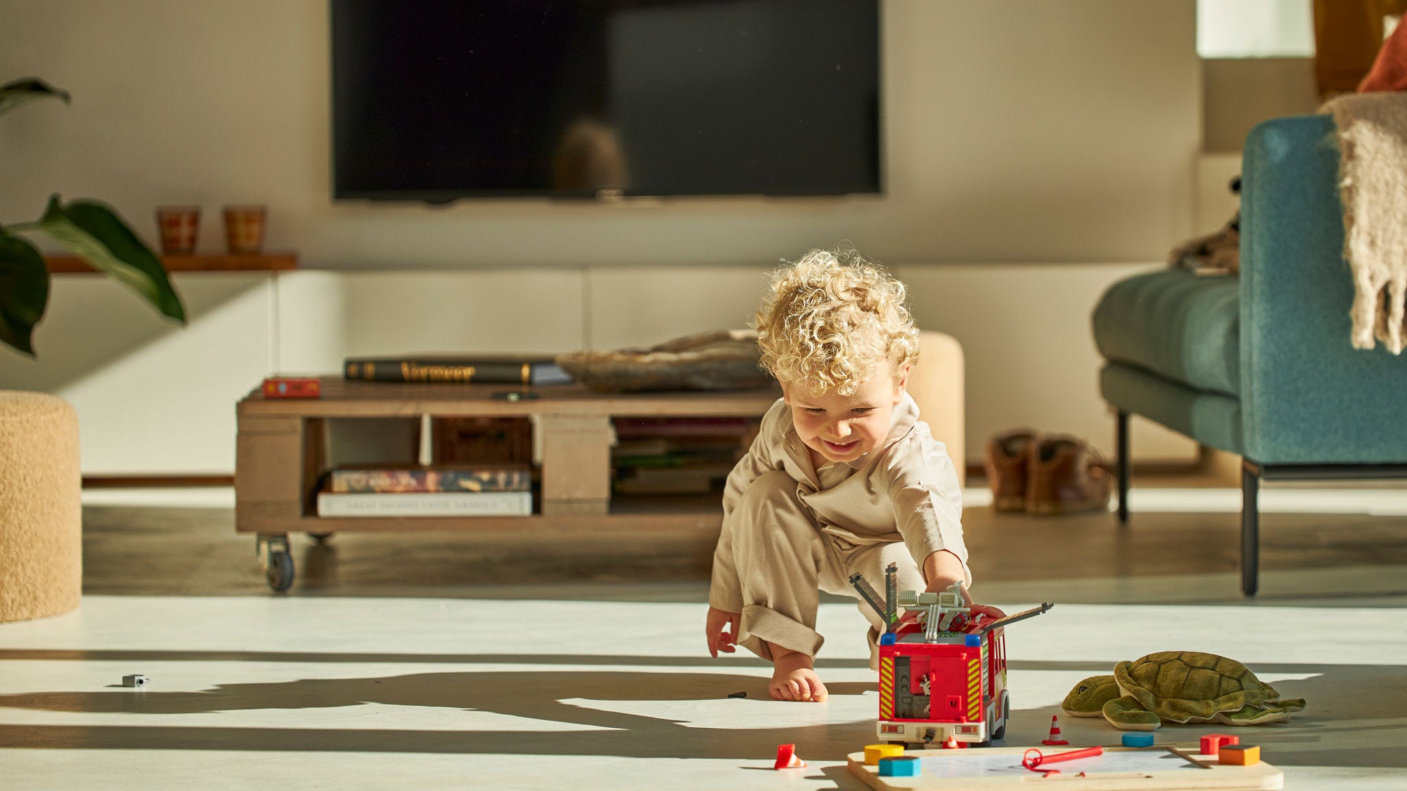 Дете, играещо с играчките си