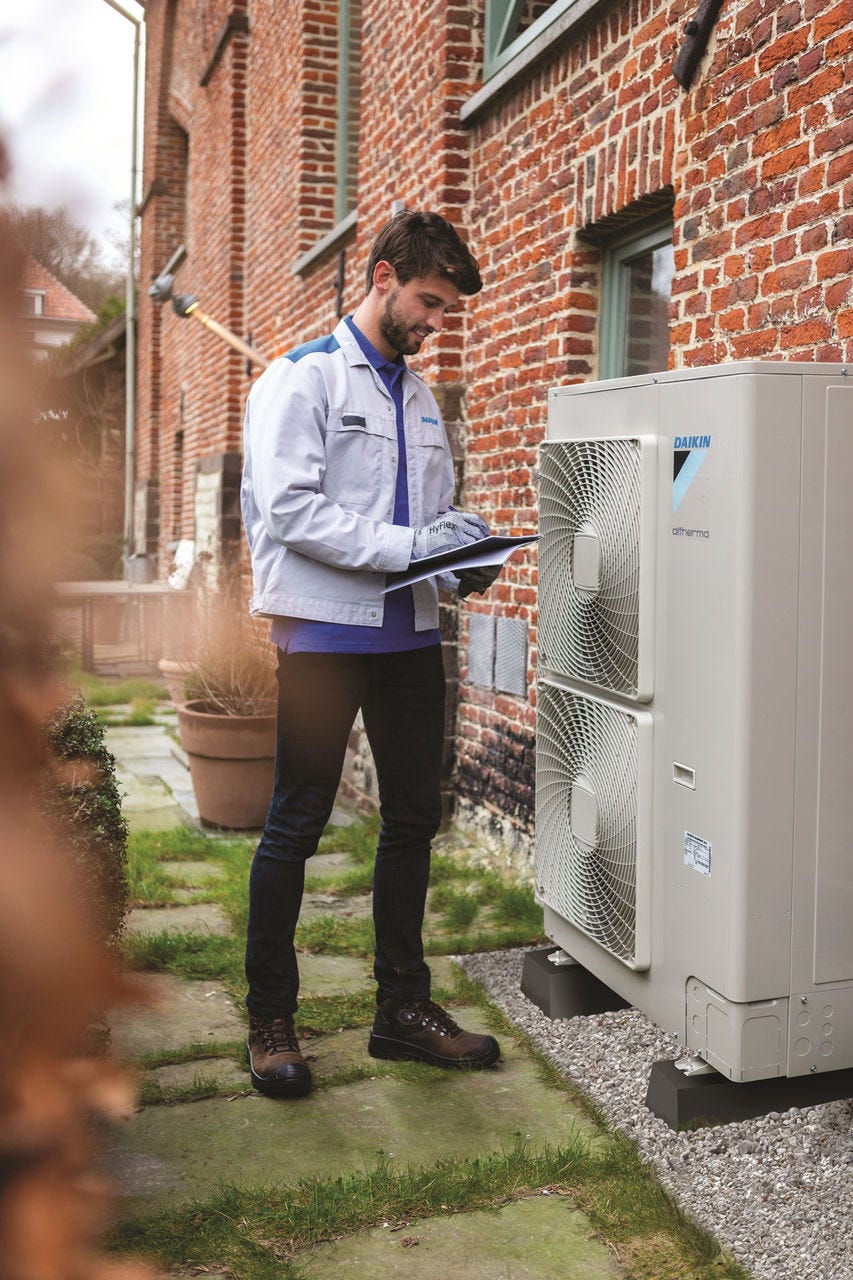 Човек, монтиращ външно тяло