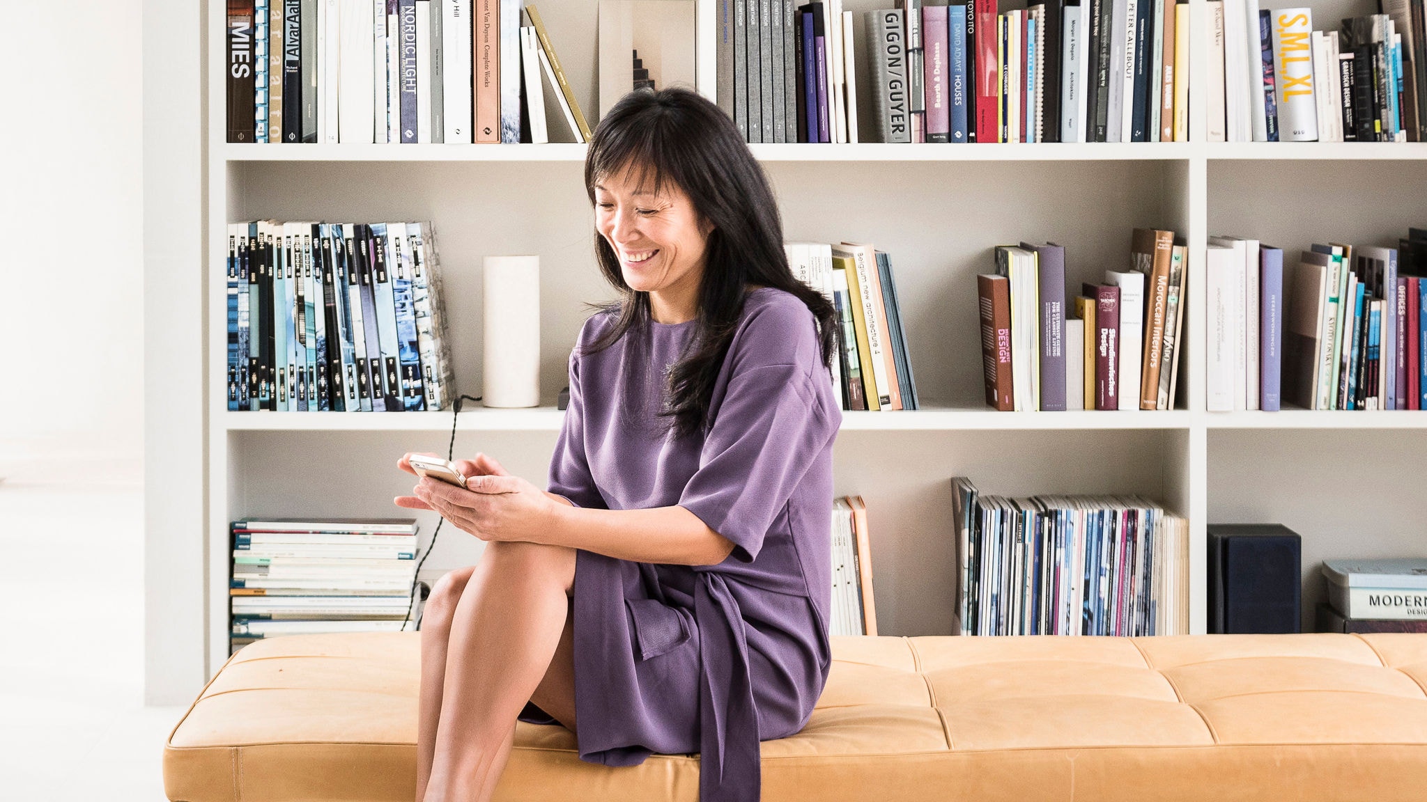 Жена използва приложението Onecta, за да управлява отоплението, охлаждането и горещата вода в дома си