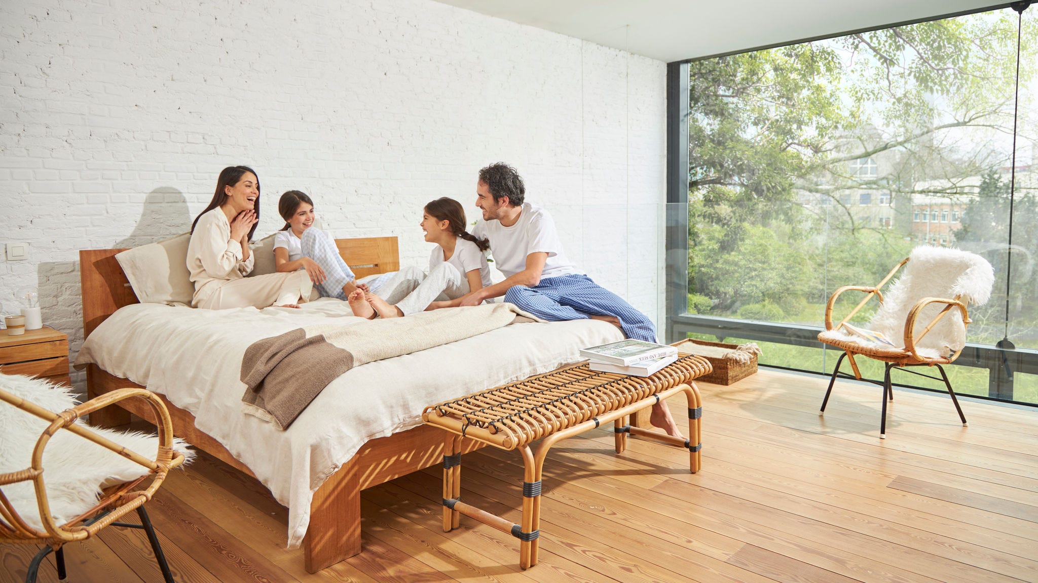 Четиричленно семейство се радва на чист въздух във всекидневната си благодарение на вентилацията