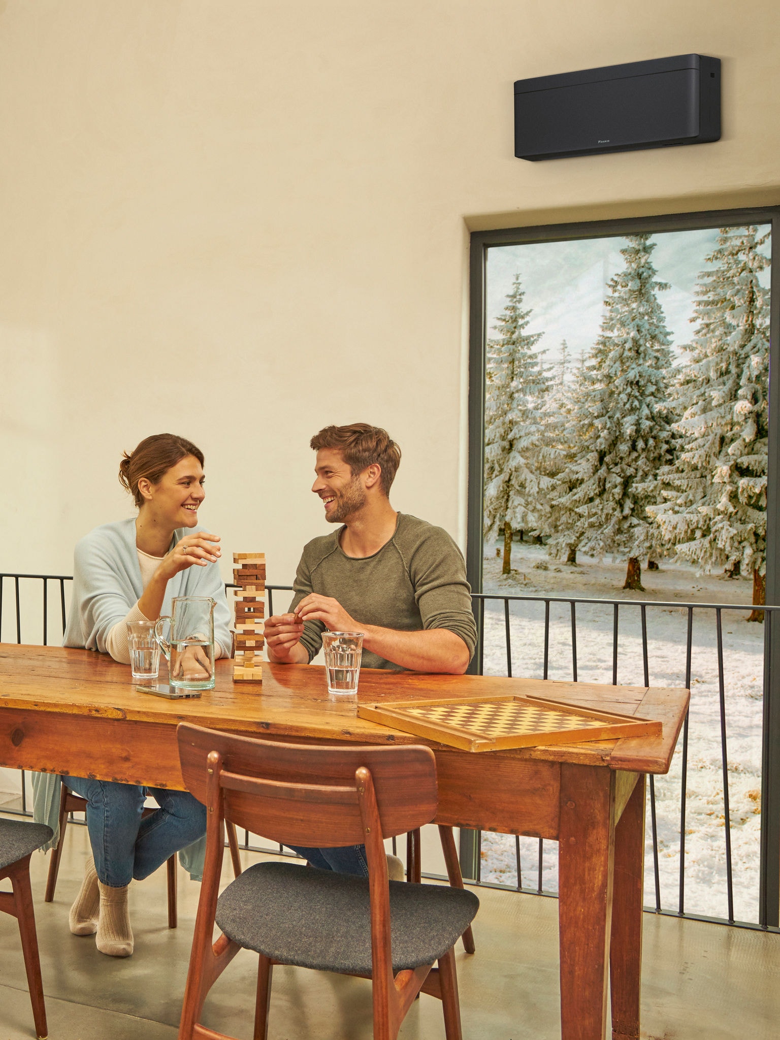 Двойка играе игра в своя уютен дом