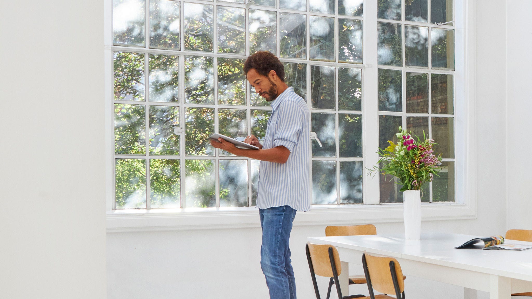 Човек, който проучва термопомпите Daikin, за да замени сегашната си отоплителна система