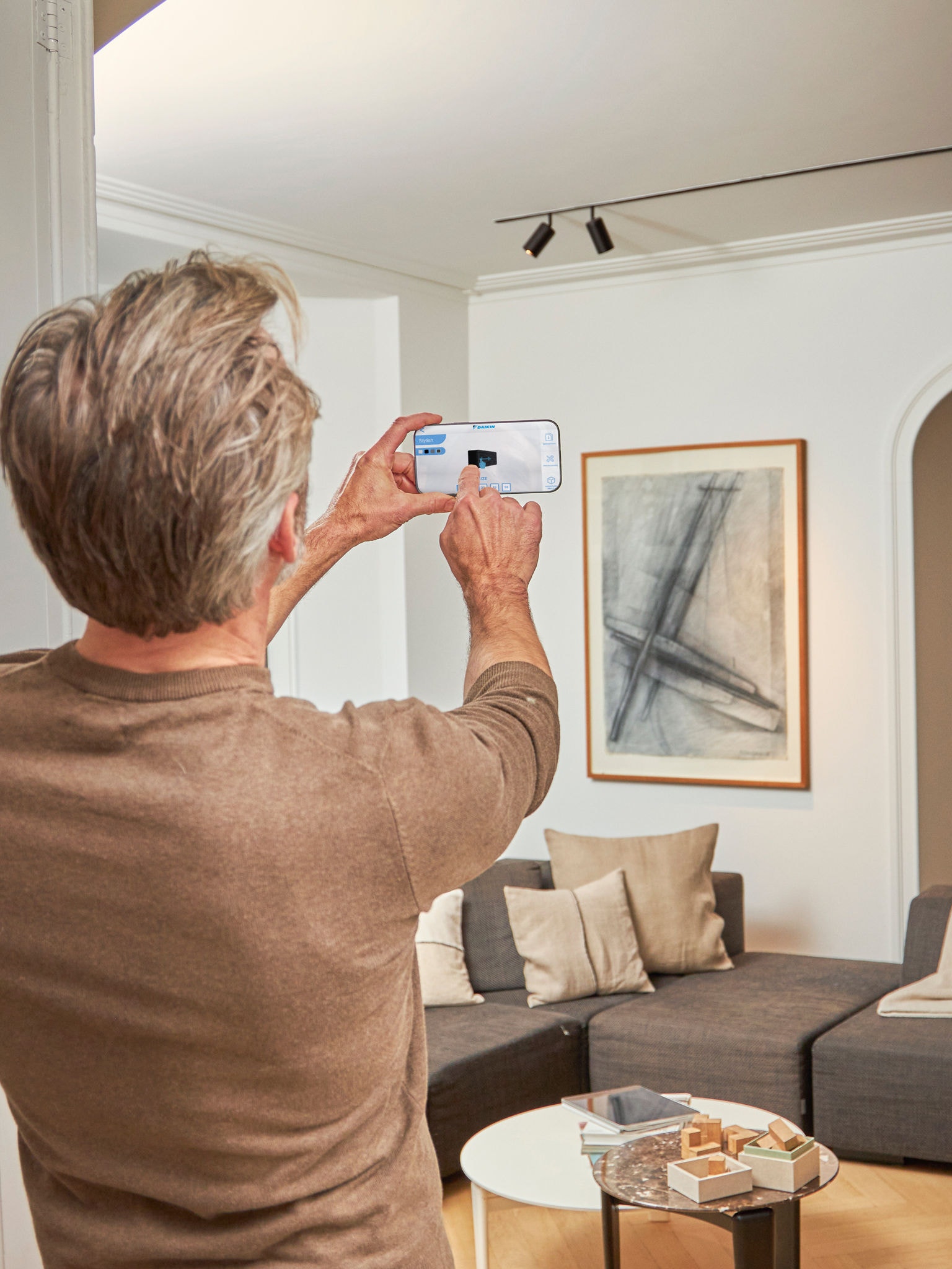 Двойка, използваща 3D приложението с термопомпи въздух-въздух с добавена реалност, за да визуализира модулите с интериорен и екстериорен дизайн