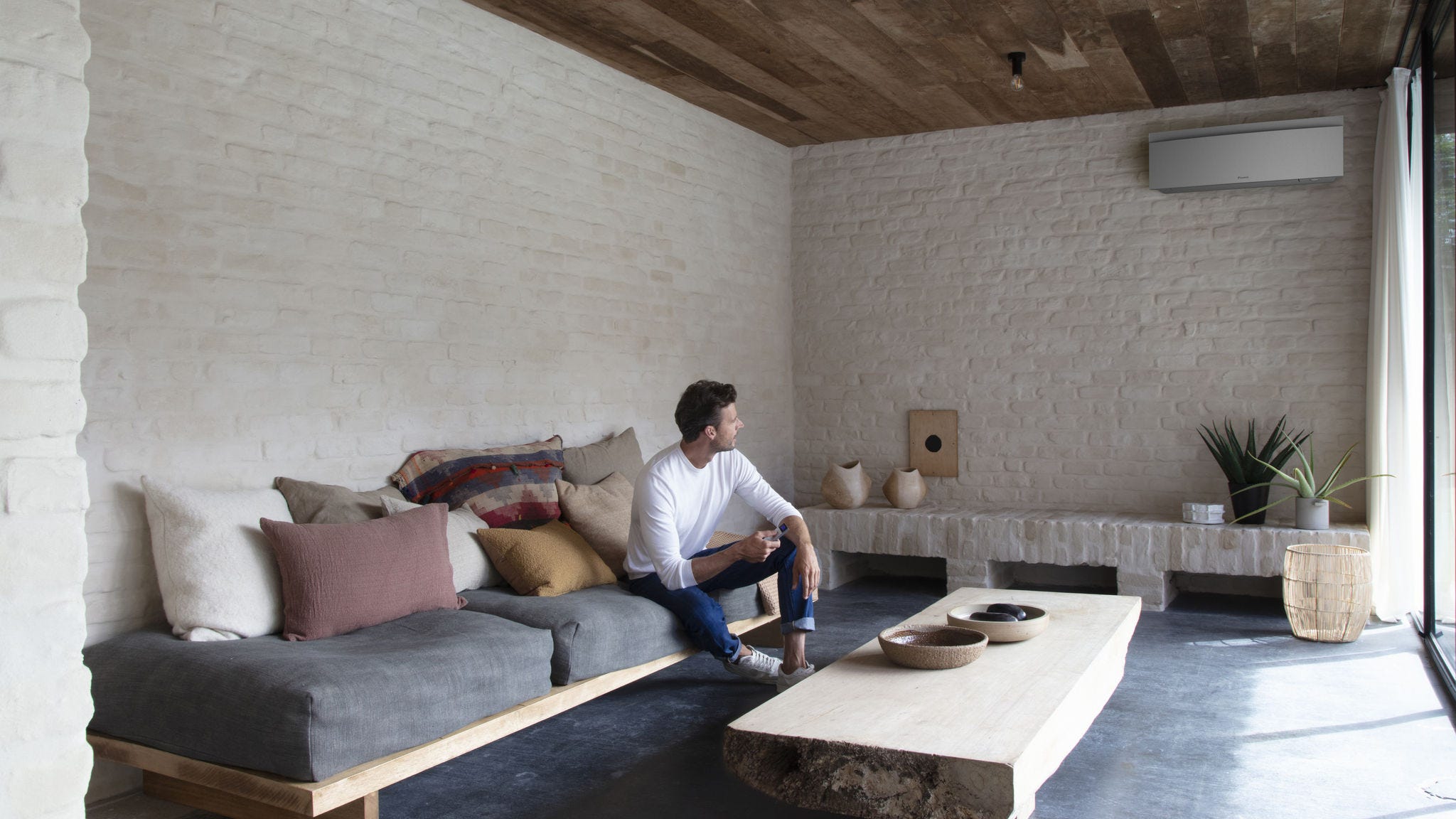 Монтажник поставя вътрешно тяло Stylish на стената