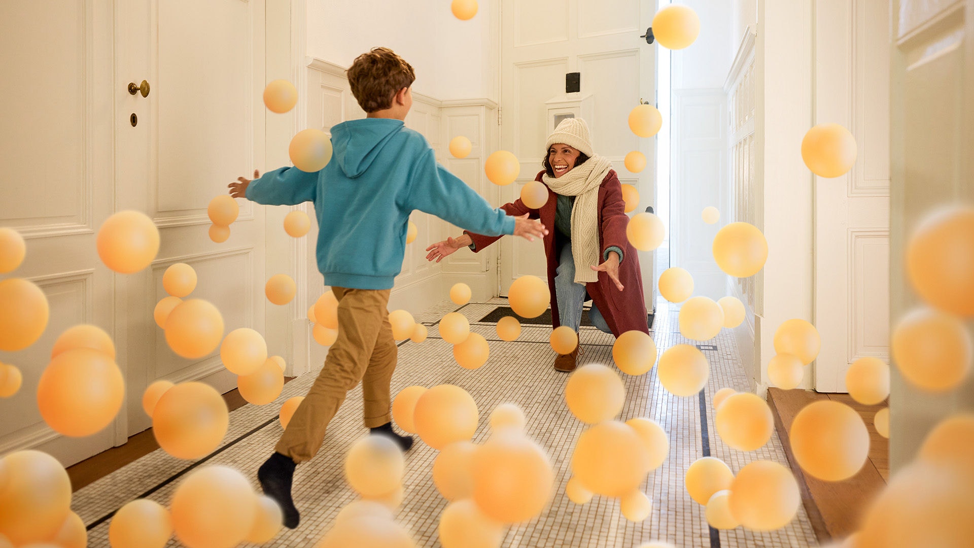 Малко момченце тича в затоплен от Daikin коридор