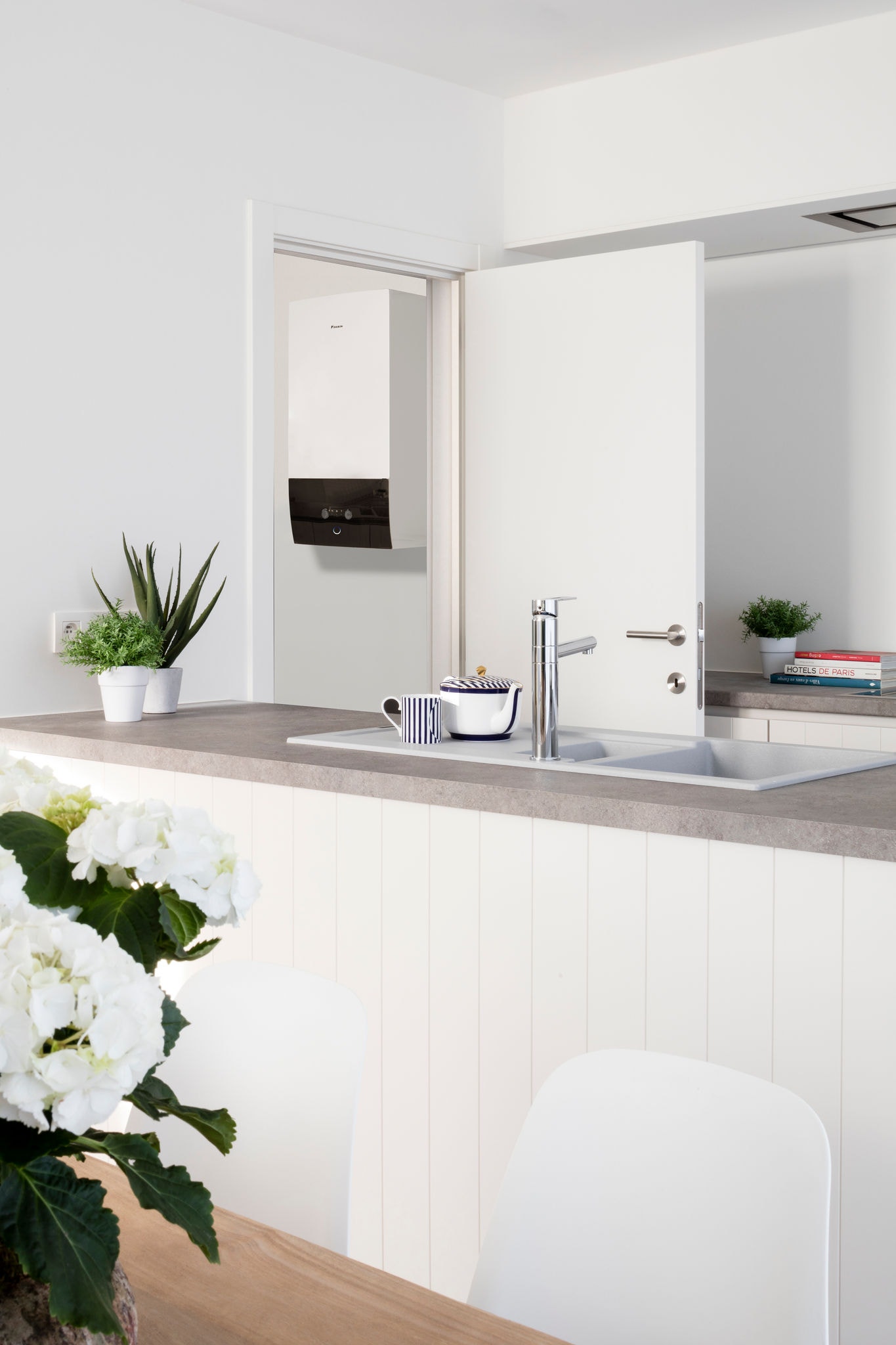 Термопомпа Daikin Altherma „въздух-вода“, монтирана в сервизно помещение с водосъдържател за БГВ