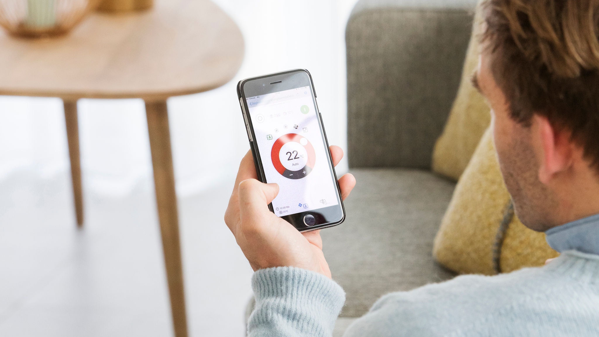 Човек използва приложението Onecta на смартфона си