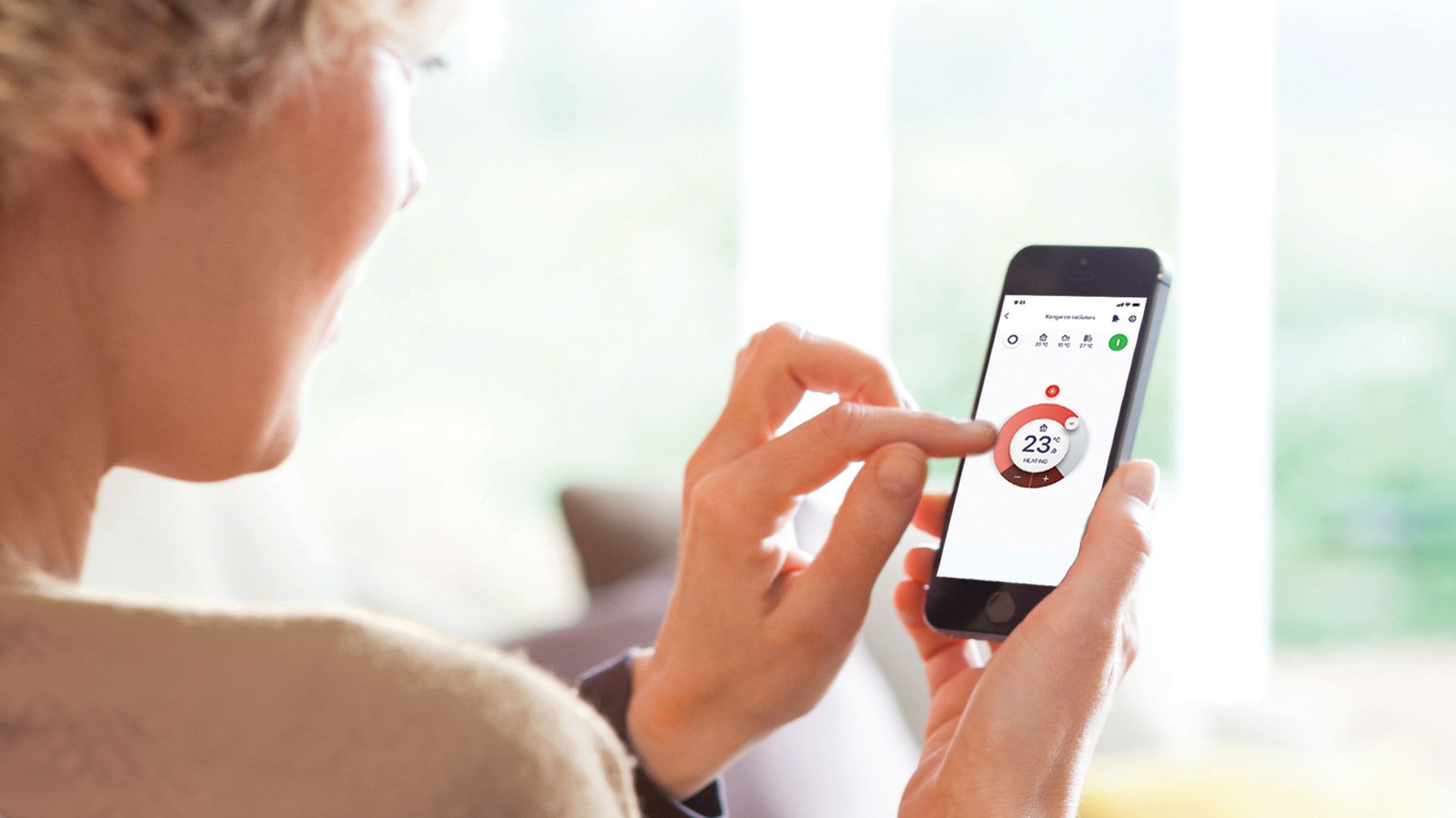 Жена използва приложението Onecta на смартфона си