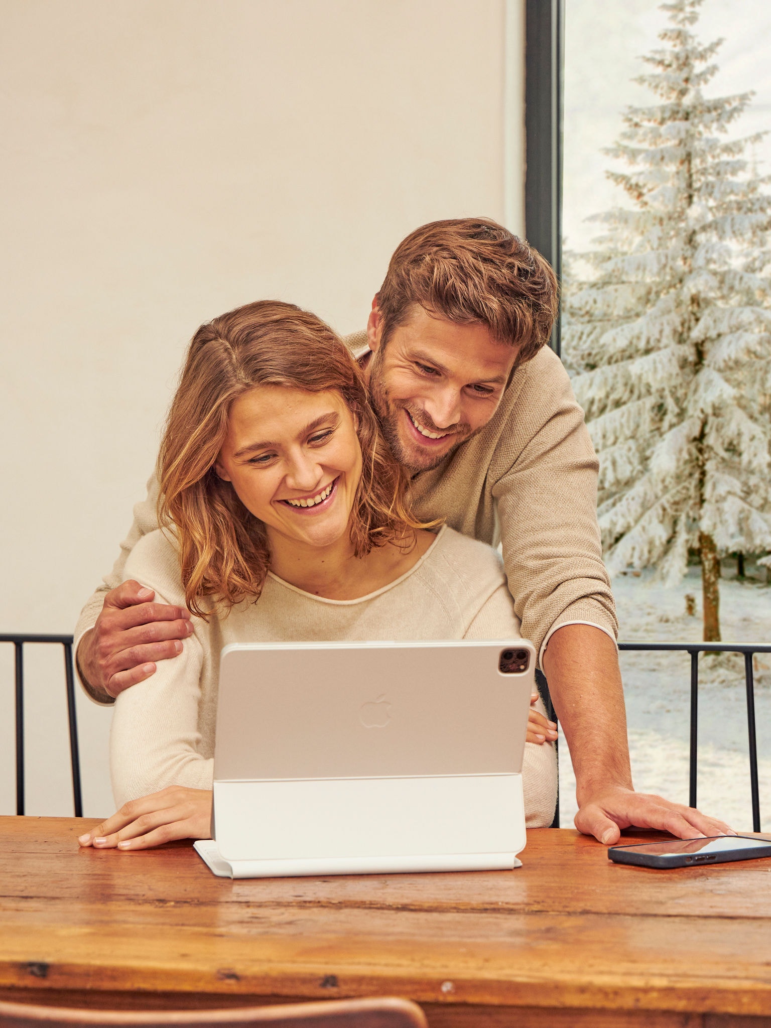 Двойка търси информация за климатици