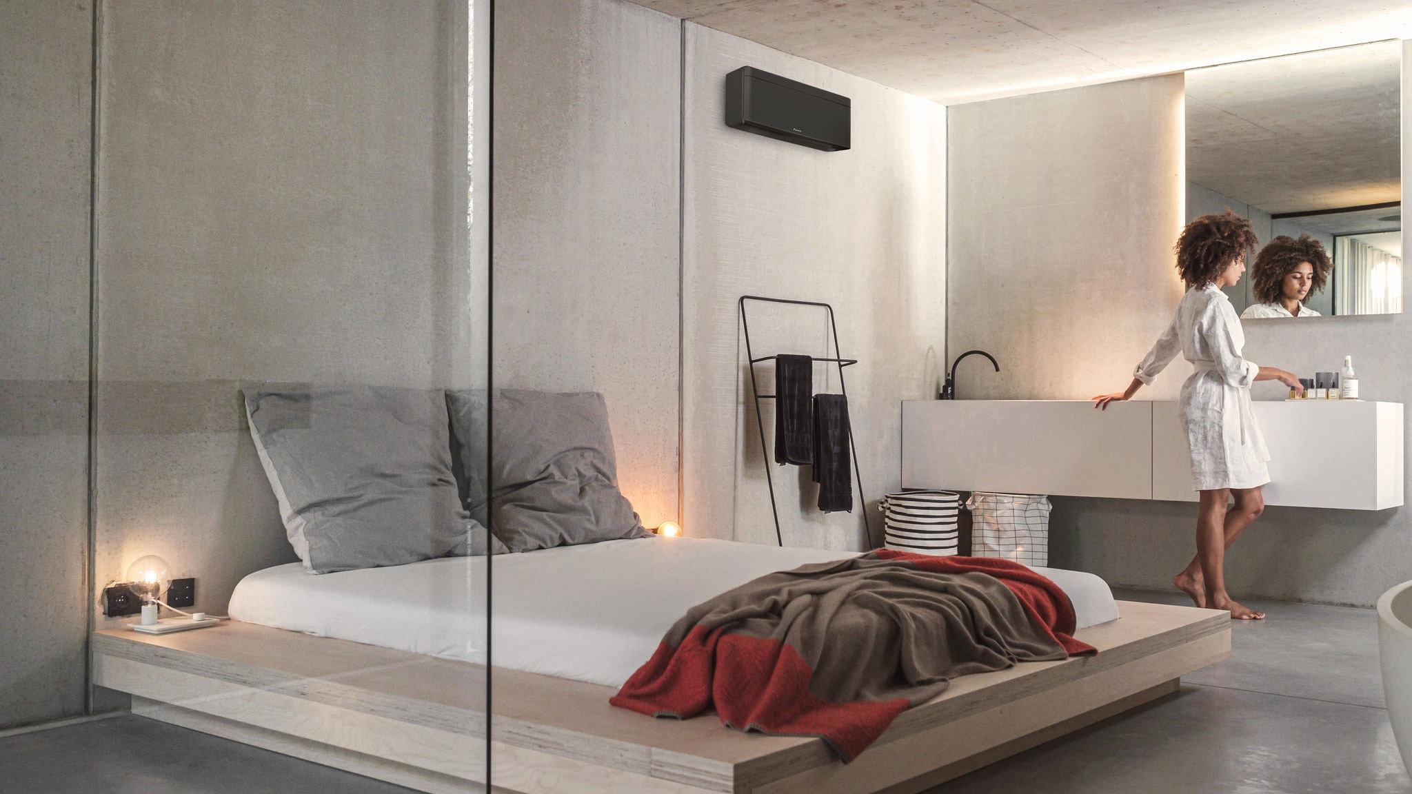 Жена в спалнята си със стилен климатик Daikin