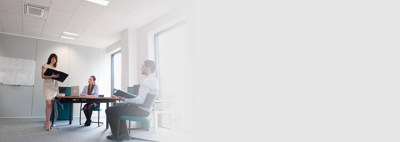 Трима души на заседание в офиса