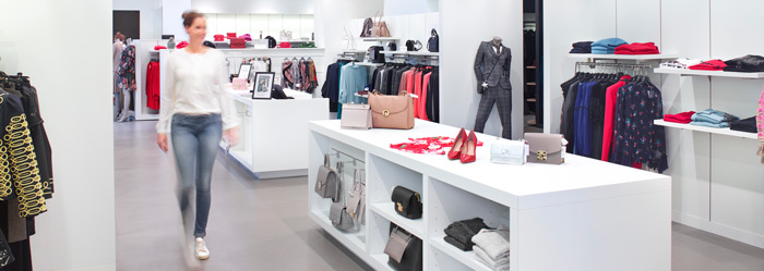 Клиент се разхожда в магазин